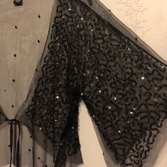 Black top with sequins - Picture 2 of 2